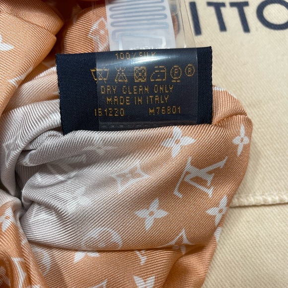 Louis Vuitton Monogram Gradient Mist Scrunchy By The Pool - Picture 4 of 6